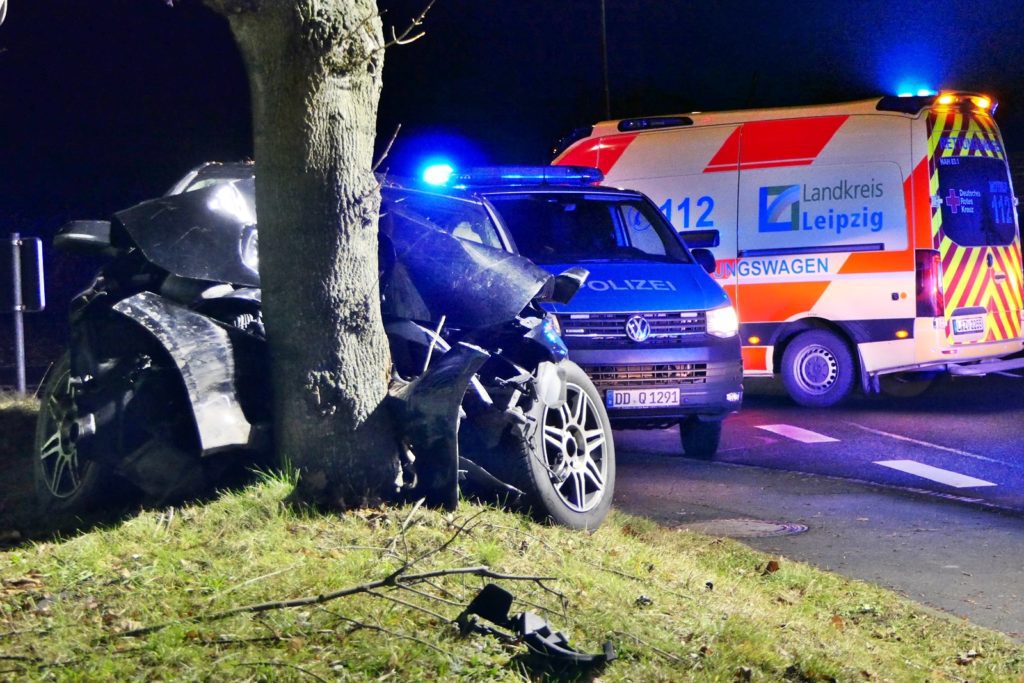 Grimma: BMW Kracht Frontal Gegen Baum | Medienportal Grimma