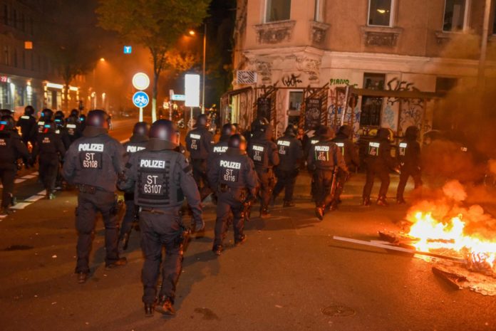 Leipzig - Zu wenig Beamte: Polizei greift erst nach Stunden bei linken Krawallen ein