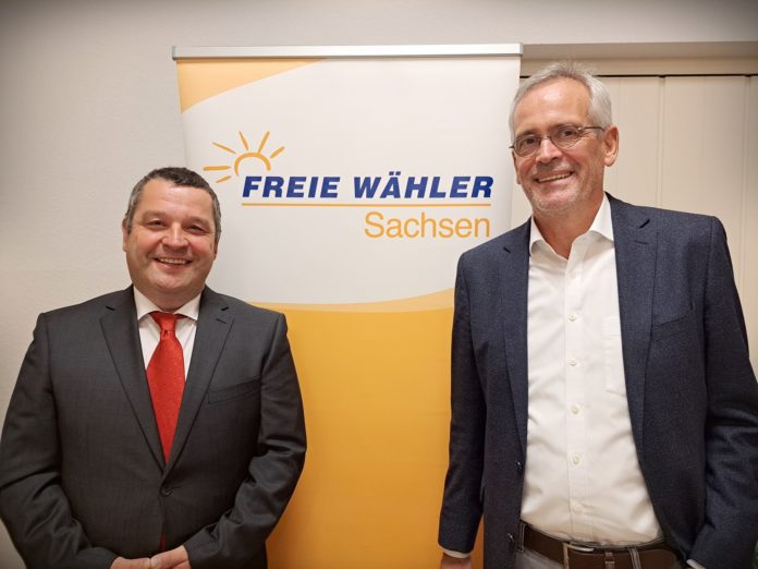 Der Wurzener Stadtrat Thomas Schumann (l.) will in den Landtag und wird dabei durch FWS-Vorsitzenden Thomas Weidinger unterstützt (r.)