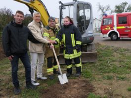 Vorstand der Baugenossenschaft Grimma eG als ausführende Baufirma, René Otto, Oberbürgermeister Matthias Berger, Feuerwehrchef René Stephan, Feuerwehrkameradin FF Kössern (v.l.n.r.)