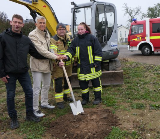 Vorstand der Baugenossenschaft Grimma eG als ausführende Baufirma, René Otto, Oberbürgermeister Matthias Berger, Feuerwehrchef René Stephan, Feuerwehrkameradin FF Kössern (v.l.n.r.)