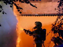 Die Feuerwehr löschte den Brand unter schwerem Atemschutz Fotos: Sören Müller