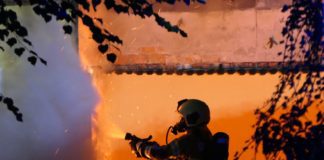 Die Feuerwehr löschte den Brand unter schwerem Atemschutz Fotos: Sören Müller
