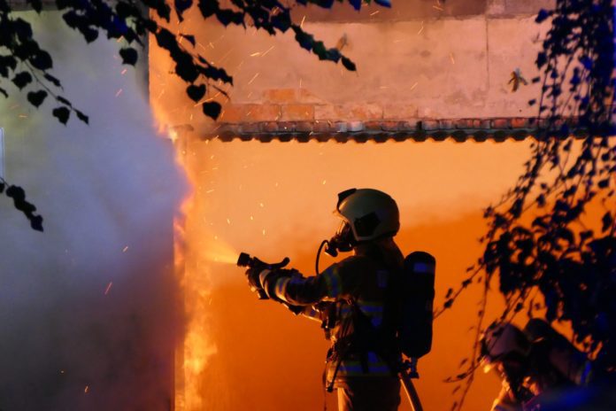 Die Feuerwehr löschte den Brand unter schwerem Atemschutz Fotos: Sören Müller