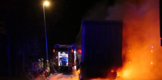 Mit Streusalz beladen: Sattelzug fängt auf A14 bei Grimma Feuer