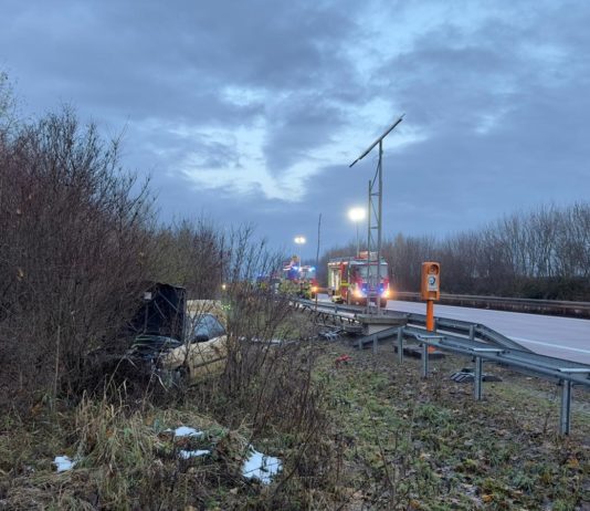 Der PKW kam in der Böschungsbepflanzung zum Stehen