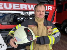 Auf dem Bild ist der Bekleidungswart der Feuerwehr Groitzsch zu sehen - Patrick Fahr, welcher hier den neuen Helm vorstellt. Foto: FF Groitzsch