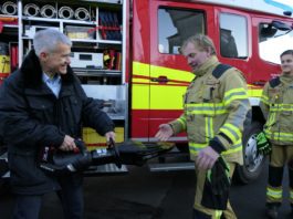 Das Löschfahrzeug der Hohnstädter Feuerwehr wurde in den vergangenen Wochen mit modernster Rettungstechnik ausgestattet. Oberbürgermeister Matthias Berger übergab am Montag das Rettungsgerät an Wehrleiter Tilo Krauße. Foto: Sören Müller