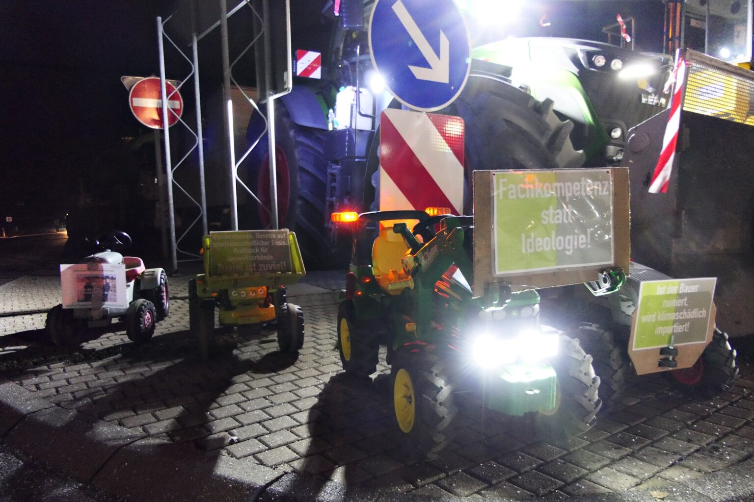Bauernprotest hat in Sachsen begonnen: Autobahnen dicht! | Medienportal ...