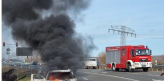 Hybridauto in Flammen