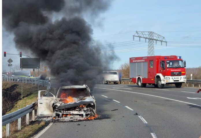 Hybridauto in Flammen