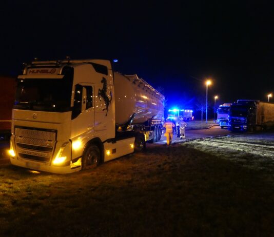 Der LKW hatte sich auf dem A14 Rastplatz festgefahren