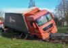 Großweitzschen - Straße zu eng: Lkw kippt auf Dorfstraße in den Graben