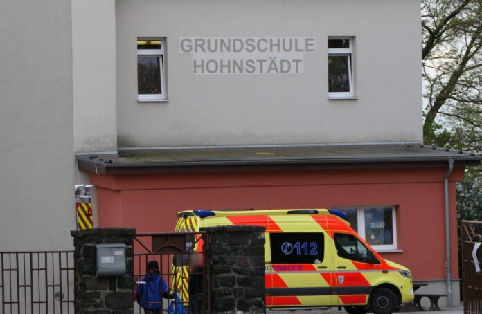 Rettungseinsatz in der Grundschule Hohnstädt.