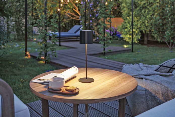 Für gutes Licht, wo es gerade benötigt wird: Tischleuten mit integriertem Akku lassen sich vielfältig im Haus und im Garten nutzen. Foto: DJD/www.paulmann.com