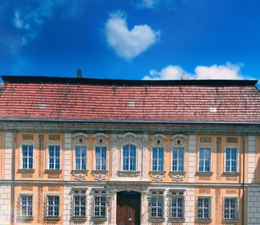 Jagdhaus Herz Wolke Himmel Montage Kössern _ 2024_