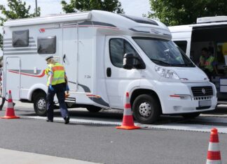 Polizeikontrolle eines Wohnmobiles