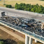 A38/Leuna - Gefahrgut-LKW brennt und explodiert! Gasflaschen von Brücke geschleudert, Autobahn für Tage gesperrt