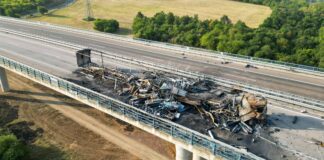 A38/Leuna - Gefahrgut-LKW brennt und explodiert! Gasflaschen von Brücke geschleudert, Autobahn für Tage gesperrt