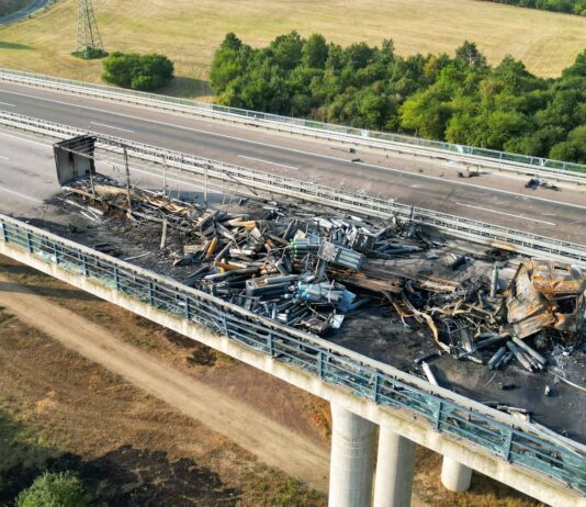 A38/Leuna - Gefahrgut-LKW brennt und explodiert! Gasflaschen von Brücke geschleudert, Autobahn für Tage gesperrt