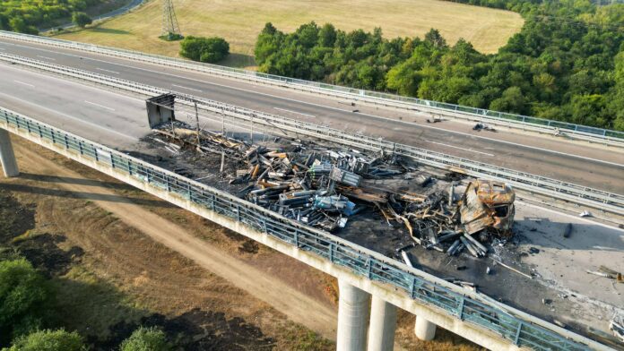 A38/Leuna - Gefahrgut-LKW brennt und explodiert! Gasflaschen von Brücke geschleudert, Autobahn für Tage gesperrt