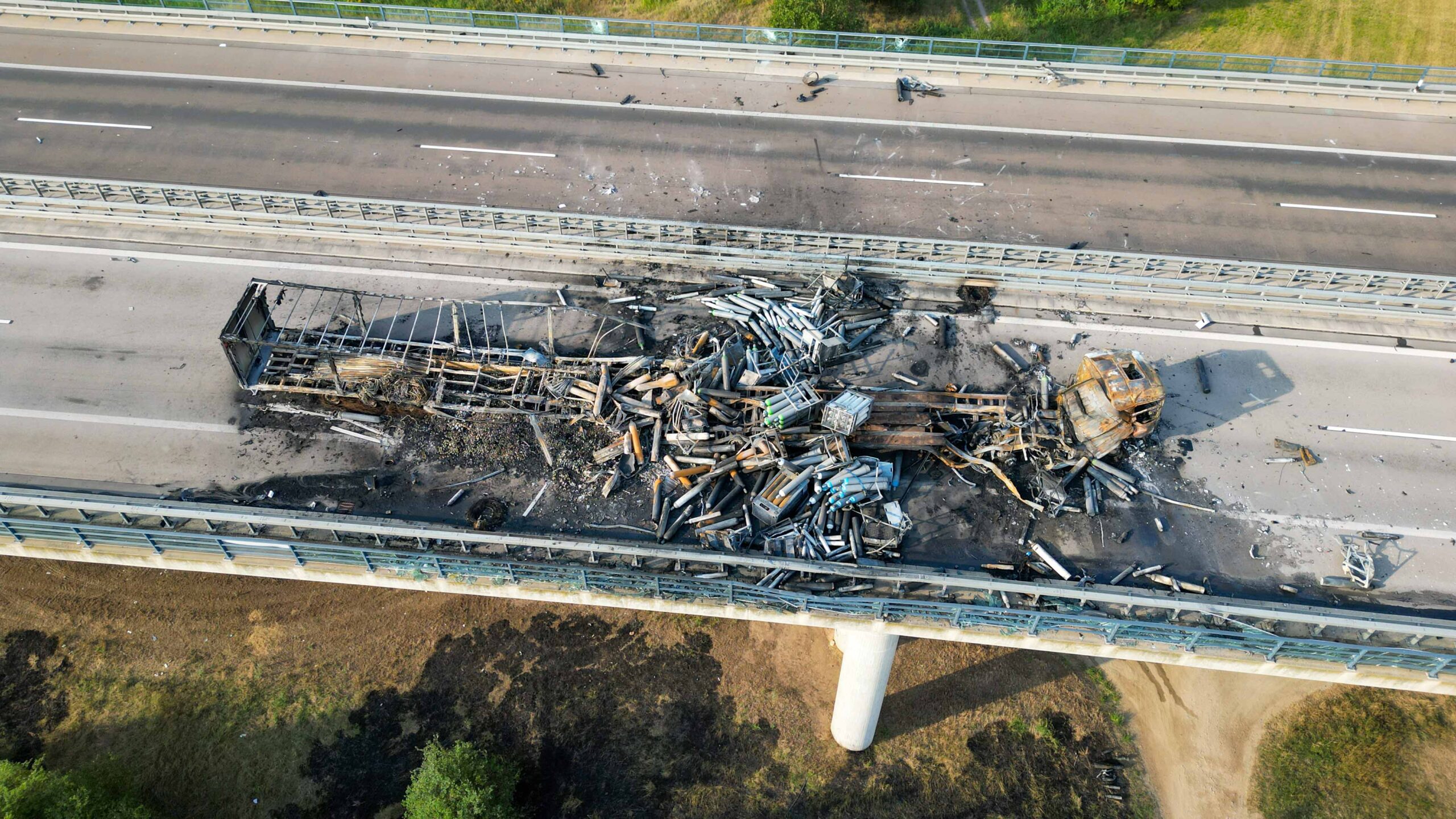 A38/Leuna - Gefahrgut-LKW brennt und explodiert! Gasflaschen von Brücke geschleudert, Autobahn für Tage gesperrt