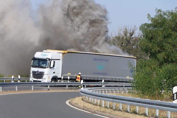 Der LKW geriet bei Klinga in Brand