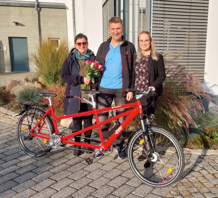 v. l. Frau Simone Brehm, Herr Frank Brehm, Sparkassen-Beraterin Frau Sabine Siegemund Foto: Sparkasse Muldental