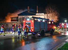 Leisnig - Großbrand im Gasthof! Feuerwehr kämpft in Minkwitz mit Wind, Löschwasser knapp, Katze gerettet