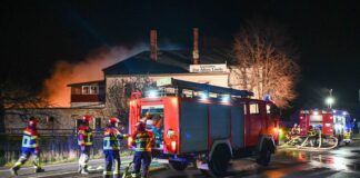 Leisnig - Großbrand im Gasthof! Feuerwehr kämpft in Minkwitz mit Wind, Löschwasser knapp, Katze gerettet