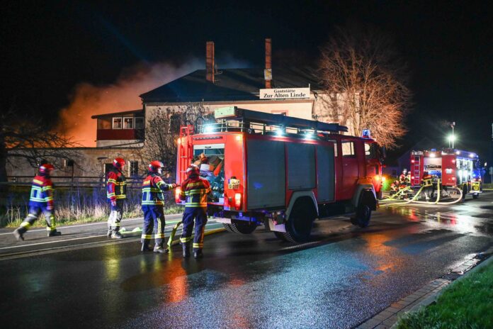 Leisnig - Großbrand im Gasthof! Feuerwehr kämpft in Minkwitz mit Wind, Löschwasser knapp, Katze gerettet