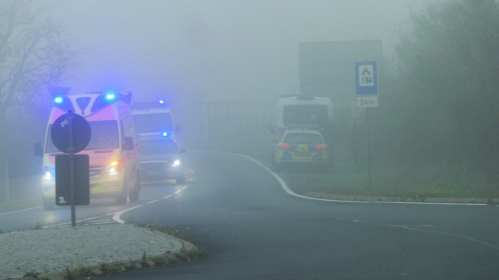 Ein Konvoi von Polizei und Rettungsdienst verließ die Siedlung zwischen Grimma und Beiersdorf