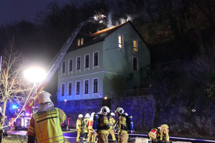 Dachstuhlbrand in der Nerchauer Straße Fotos: Sören Müller