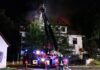 Colditz. Montagabend gegen 23:15 Uhr wurden die Colditzer Feuerwehrkameraden an die Schläuche gerufen.Im Bereich der Lastauer Straße, unweit des Areals des ehemaligen Europahauses, das im Jahr 2013 abgebrannt war, ist aus bislang noch unbekannten Gründen der Dachstuhl eines leerstehenden Gebäudes in Vollbrand geraten. An einen Innenangriff war bei Ankunft der ersten Feuerwehrkameraden nicht zu denken. Der Dachstuhl stand zu diesem Zeitpunkt bereits lichterloh in Flammen.Die Colditzer Floriansjünger wurden bei der Brandbekämpfung durch die Zschadrasser Kameraden unterstützt. Der stellvertretende Kreisbrandmeister aus Grimma unterstützte die Einsatzleitung. Mithilfe der Bad Lausicker Drehleiter sowie dem Einsatz von mehreren Rohren konnte der Brand schließlich von außen bekämpft und erfolgreich abgelöscht werden. Zur Brandursache ermittelt nun die Polizei. Verletzt wurde niemand. Die Höhe des entstandenen Sachschadens war zunächst noch nicht zu beziffern. 