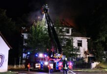 Colditz. Montagabend gegen 23:15 Uhr wurden die Colditzer Feuerwehrkameraden an die Schläuche gerufen.Im Bereich der Lastauer Straße, unweit des Areals des ehemaligen Europahauses, das im Jahr 2013 abgebrannt war, ist aus bislang noch unbekannten Gründen der Dachstuhl eines leerstehenden Gebäudes in Vollbrand geraten. An einen Innenangriff war bei Ankunft der ersten Feuerwehrkameraden nicht zu denken. Der Dachstuhl stand zu diesem Zeitpunkt bereits lichterloh in Flammen.Die Colditzer Floriansjünger wurden bei der Brandbekämpfung durch die Zschadrasser Kameraden unterstützt. Der stellvertretende Kreisbrandmeister aus Grimma unterstützte die Einsatzleitung. Mithilfe der Bad Lausicker Drehleiter sowie dem Einsatz von mehreren Rohren konnte der Brand schließlich von außen bekämpft und erfolgreich abgelöscht werden. Zur Brandursache ermittelt nun die Polizei. Verletzt wurde niemand. Die Höhe des entstandenen Sachschadens war zunächst noch nicht zu beziffern. 