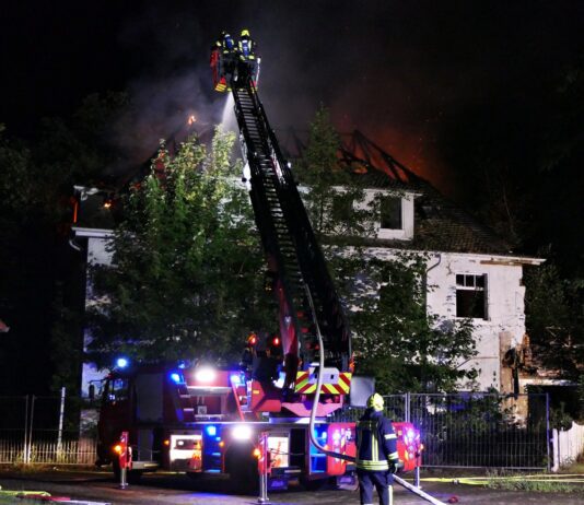 Colditz. Montagabend gegen 23:15 Uhr wurden die Colditzer Feuerwehrkameraden an die Schläuche gerufen.Im Bereich der Lastauer Straße, unweit des Areals des ehemaligen Europahauses, das im Jahr 2013 abgebrannt war, ist aus bislang noch unbekannten Gründen der Dachstuhl eines leerstehenden Gebäudes in Vollbrand geraten. An einen Innenangriff war bei Ankunft der ersten Feuerwehrkameraden nicht zu denken. Der Dachstuhl stand zu diesem Zeitpunkt bereits lichterloh in Flammen.Die Colditzer Floriansjünger wurden bei der Brandbekämpfung durch die Zschadrasser Kameraden unterstützt. Der stellvertretende Kreisbrandmeister aus Grimma unterstützte die Einsatzleitung. Mithilfe der Bad Lausicker Drehleiter sowie dem Einsatz von mehreren Rohren konnte der Brand schließlich von außen bekämpft und erfolgreich abgelöscht werden. Zur Brandursache ermittelt nun die Polizei. Verletzt wurde niemand. Die Höhe des entstandenen Sachschadens war zunächst noch nicht zu beziffern. 