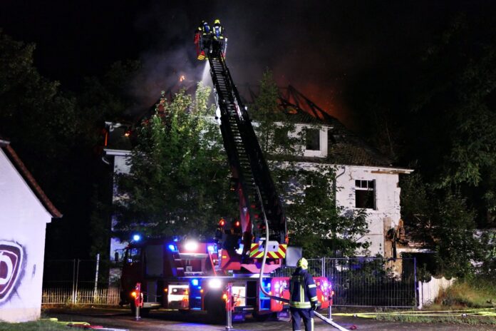 Colditz. Montagabend gegen 23:15 Uhr wurden die Colditzer Feuerwehrkameraden an die Schläuche gerufen.Im Bereich der Lastauer Straße, unweit des Areals des ehemaligen Europahauses, das im Jahr 2013 abgebrannt war, ist aus bislang noch unbekannten Gründen der Dachstuhl eines leerstehenden Gebäudes in Vollbrand geraten. An einen Innenangriff war bei Ankunft der ersten Feuerwehrkameraden nicht zu denken. Der Dachstuhl stand zu diesem Zeitpunkt bereits lichterloh in Flammen.Die Colditzer Floriansjünger wurden bei der Brandbekämpfung durch die Zschadrasser Kameraden unterstützt. Der stellvertretende Kreisbrandmeister aus Grimma unterstützte die Einsatzleitung. Mithilfe der Bad Lausicker Drehleiter sowie dem Einsatz von mehreren Rohren konnte der Brand schließlich von außen bekämpft und erfolgreich abgelöscht werden. Zur Brandursache ermittelt nun die Polizei. Verletzt wurde niemand. Die Höhe des entstandenen Sachschadens war zunächst noch nicht zu beziffern. 