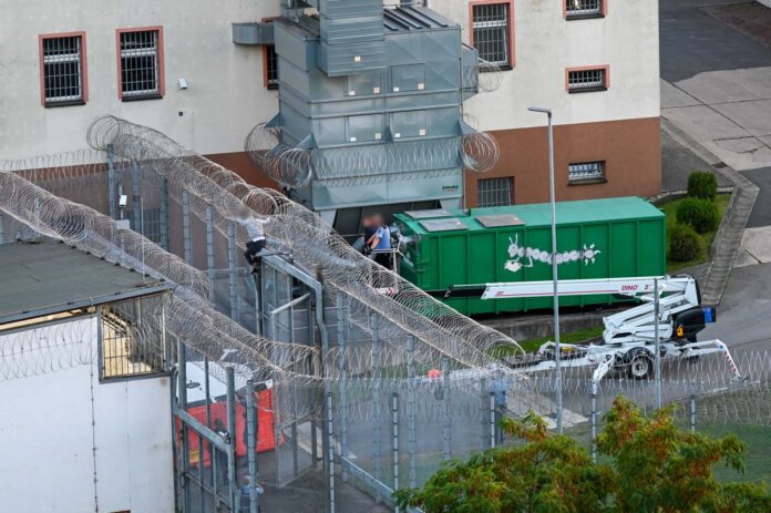 Waldheim - Filmreifer Fluchtversuch! Häftling aus der JVA Waldheim hängt auf Mauer fest, Feuerwehr muss 28-Jährigen retten