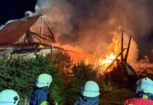 Großbrand in Mittelsachsen: Einfamilienhaus und Nebengebäude in Flammen