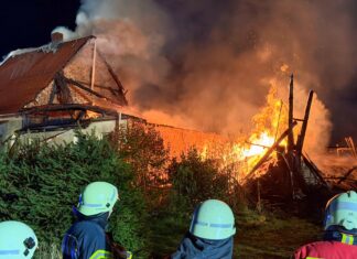 Großbrand in Mittelsachsen: Einfamilienhaus und Nebengebäude in Flammen