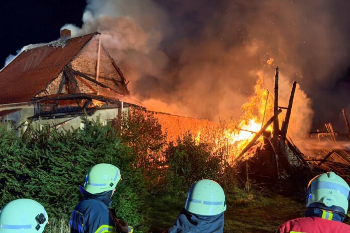 Lunzenau - Einfamilienhaus steht in Flammen! Großeinsatz der Feuerwehr in Mittelsachsen