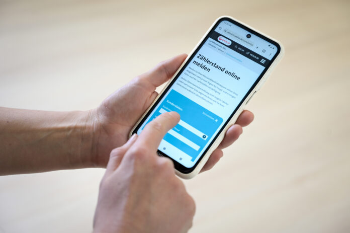 Neue Veolia-Kundeservice-App auf dem Handy