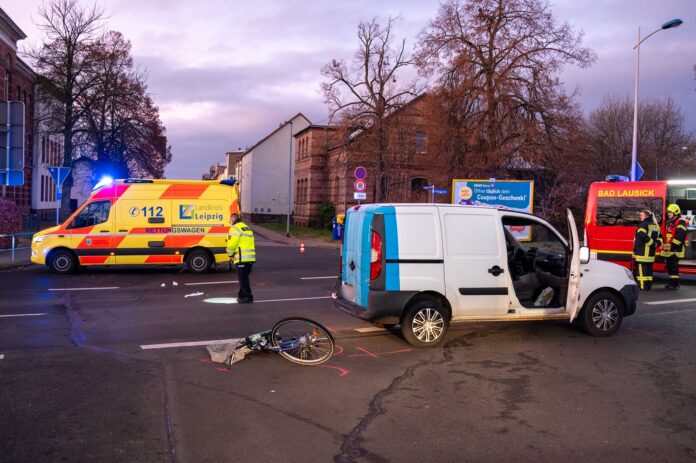 Bad Lausick - Auto kollidiert mit Radfahrerin: Frau lebensbedrohlich verletzt!
