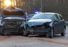 Zusammenstoß auf Zubringer: Polizei ermittelt nach Verkehrsunfall in Naunhof