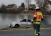 Auto rutscht in Teich – Feuerwehr rettet zwei Insassen unverletzt