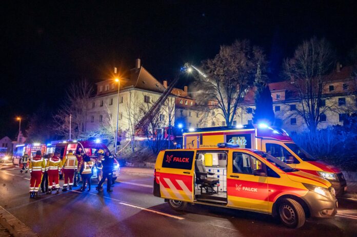 Oschatz - Großbrand Dachstuhl in Flammen 16 Menschen evakuiert 100 Feuerwehrkräfte im Einsatz