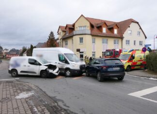 Verkehrsunfall in Grimma-West: Drei Fahrzeuge kollidieren im Kreuzungsbereich