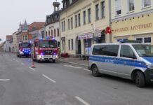 Brand in Mehrfamilienhaus-Hinterhof: Feuerwehr verhindert Schlimmeres