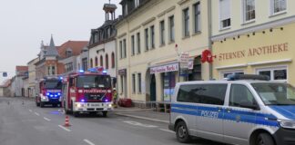Brand in Mehrfamilienhaus-Hinterhof: Feuerwehr verhindert Schlimmeres