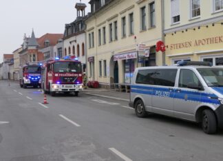 Brand in Mehrfamilienhaus-Hinterhof: Feuerwehr verhindert Schlimmeres